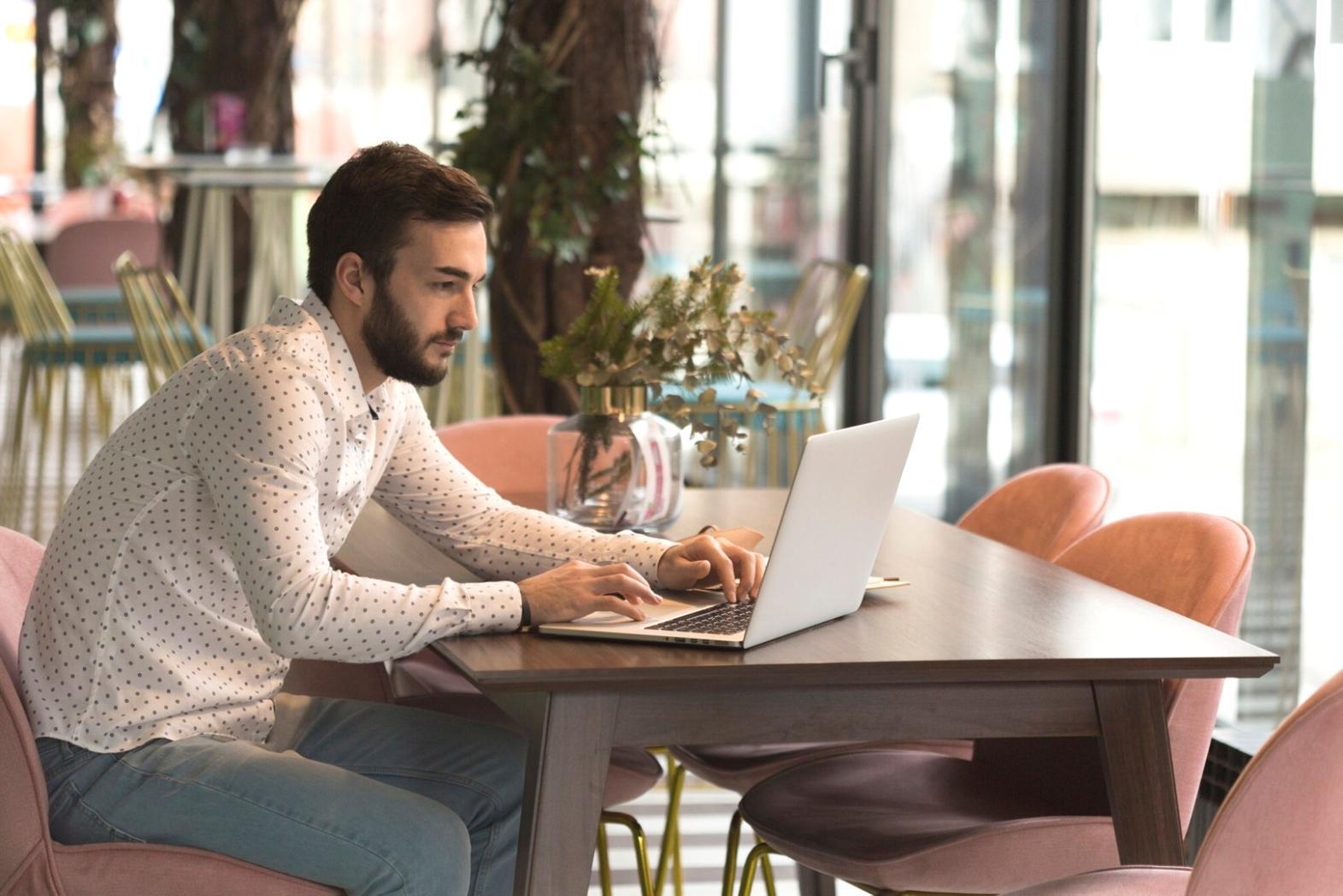 Bureau de conseil financier avec documents et ordinateur