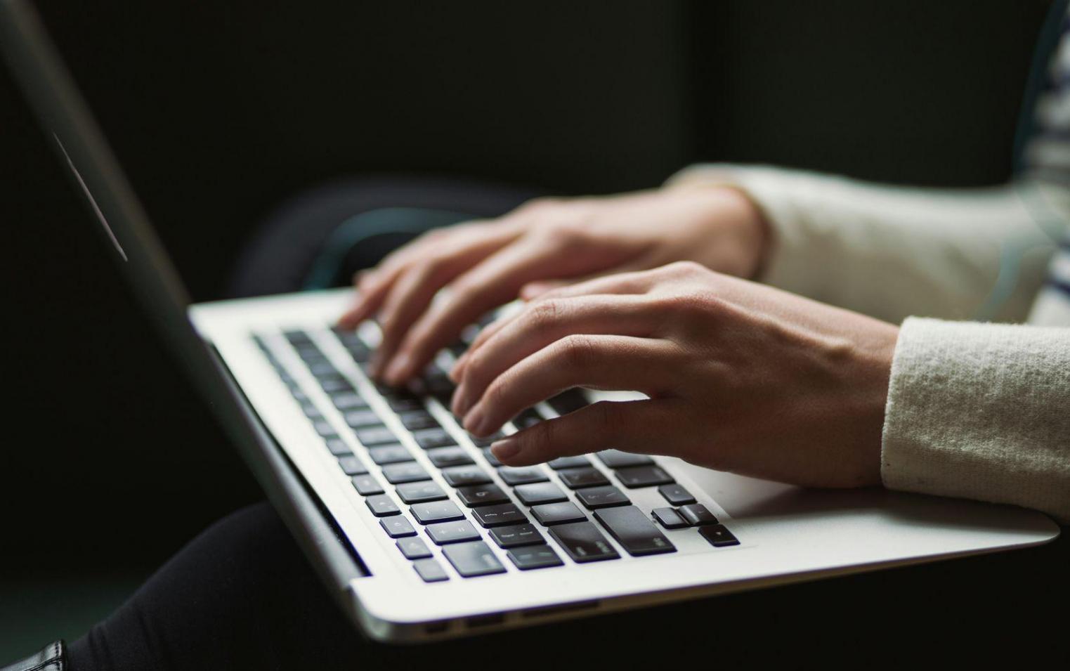 Équipe de conseillers financiers travaillant ensemble sur des stratégies budgétaires saisonnières