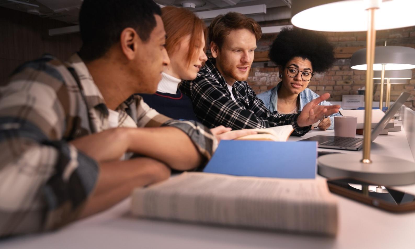 Bureau de planification financière avec documents et calculatrice